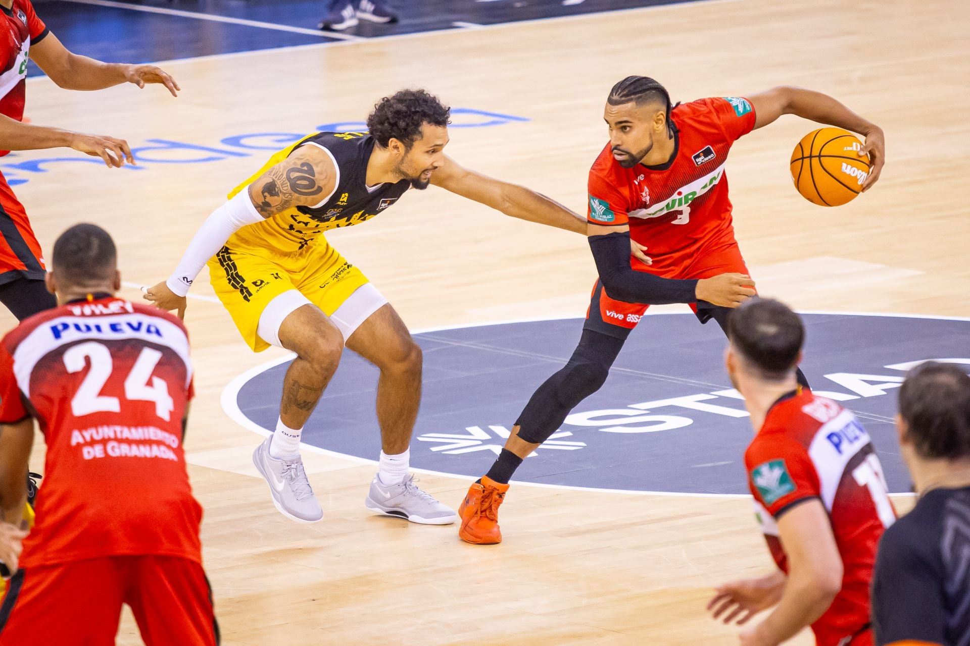 Gian Clavell, con el balón, ante la defensa de Payton Willis.