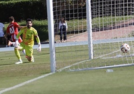 Marko Perovic celebra el gol que daría el triunfo, con Isma Gil lamentando ver el balón dentro.