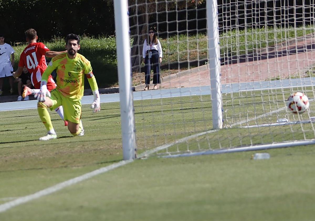 Marko Perovic celebra el gol que daría el triunfo, con Isma Gil lamentando ver el balón dentro.