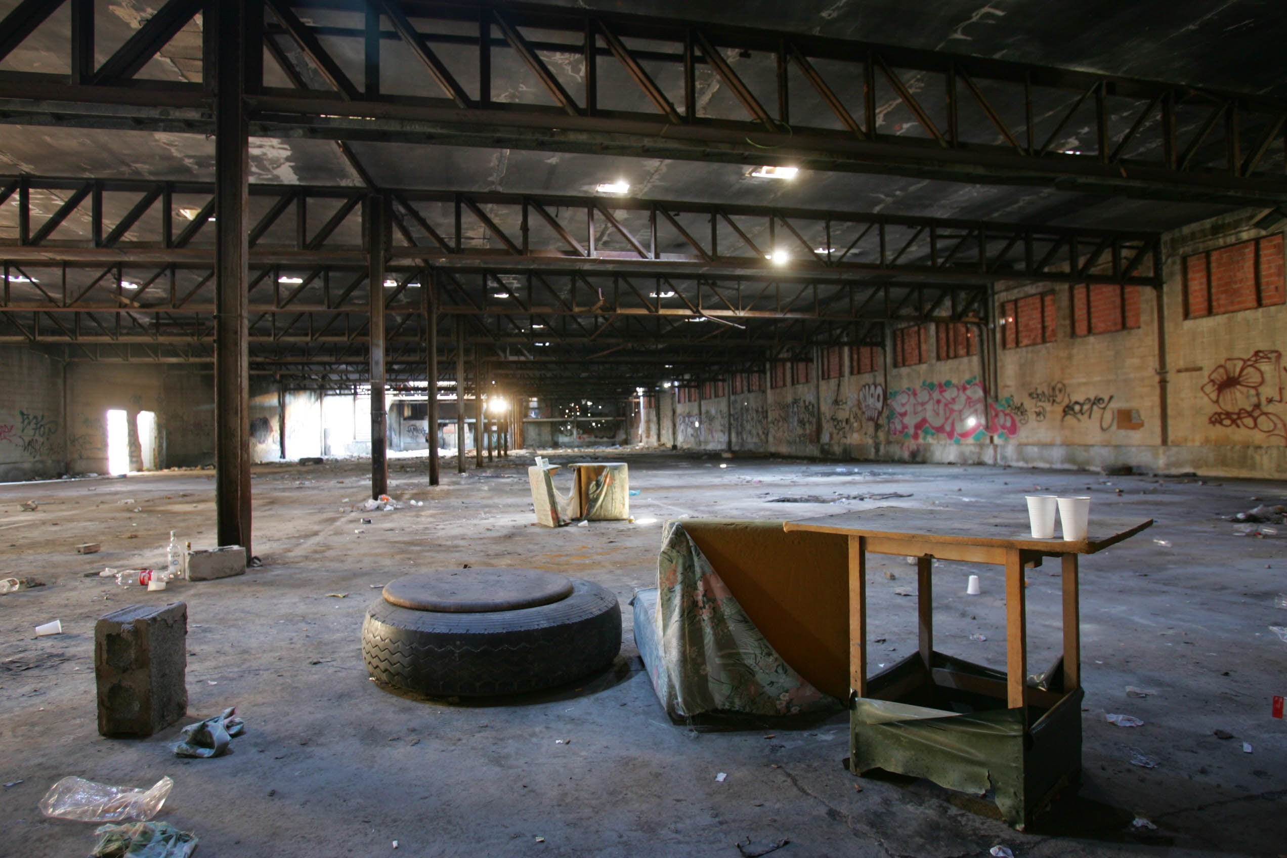 Restos de una fiesta clandestina en una nave industrial de Valencia.