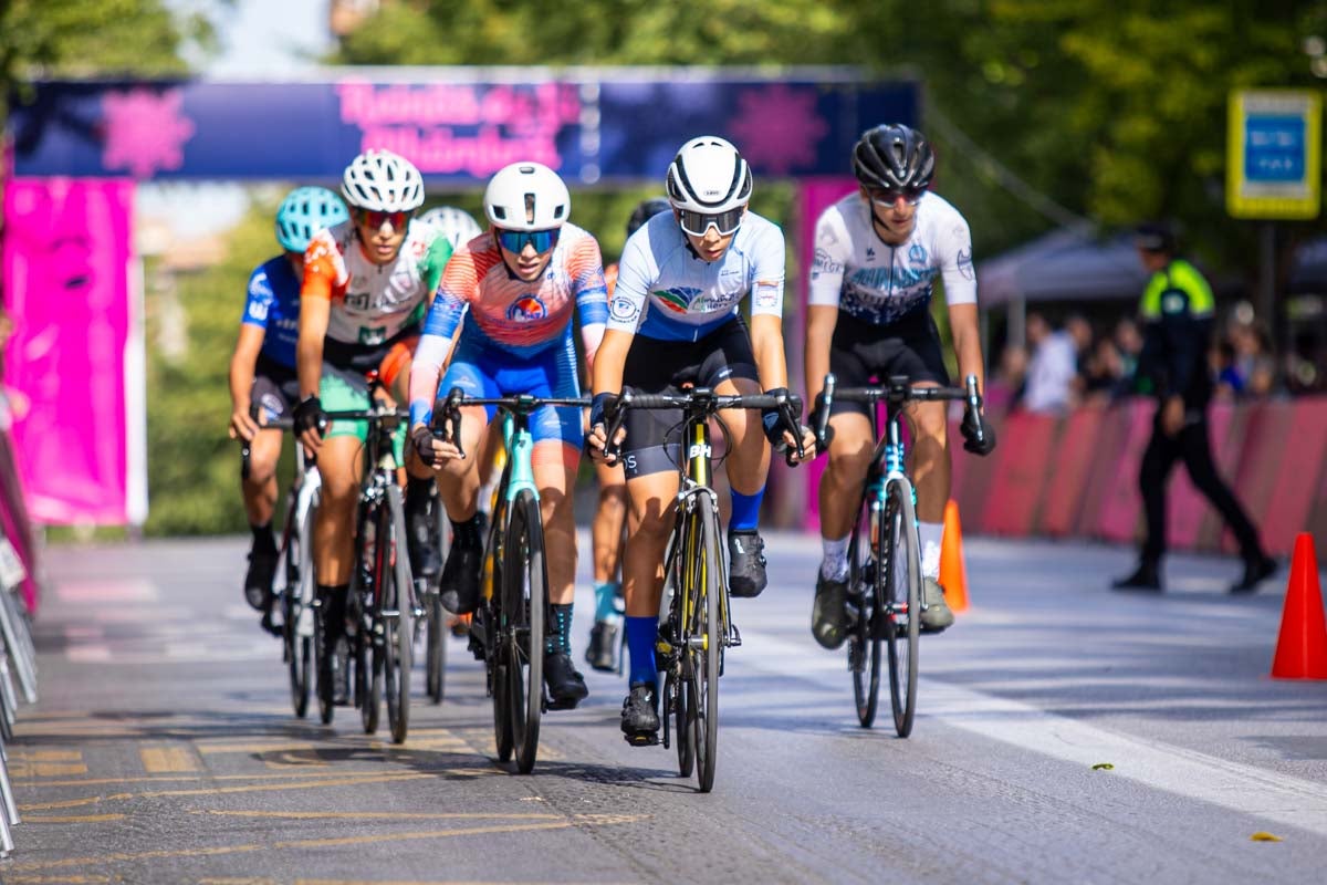 La prueba ciclista Reinas de la Alhambra, en imágenes