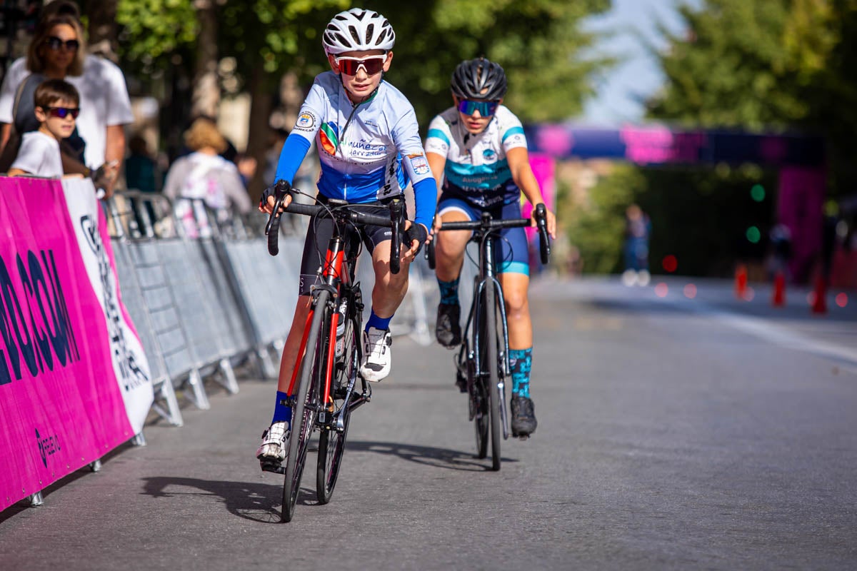 La prueba ciclista Reinas de la Alhambra, en imágenes