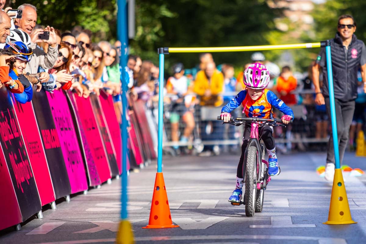 La prueba ciclista Reinas de la Alhambra, en imágenes