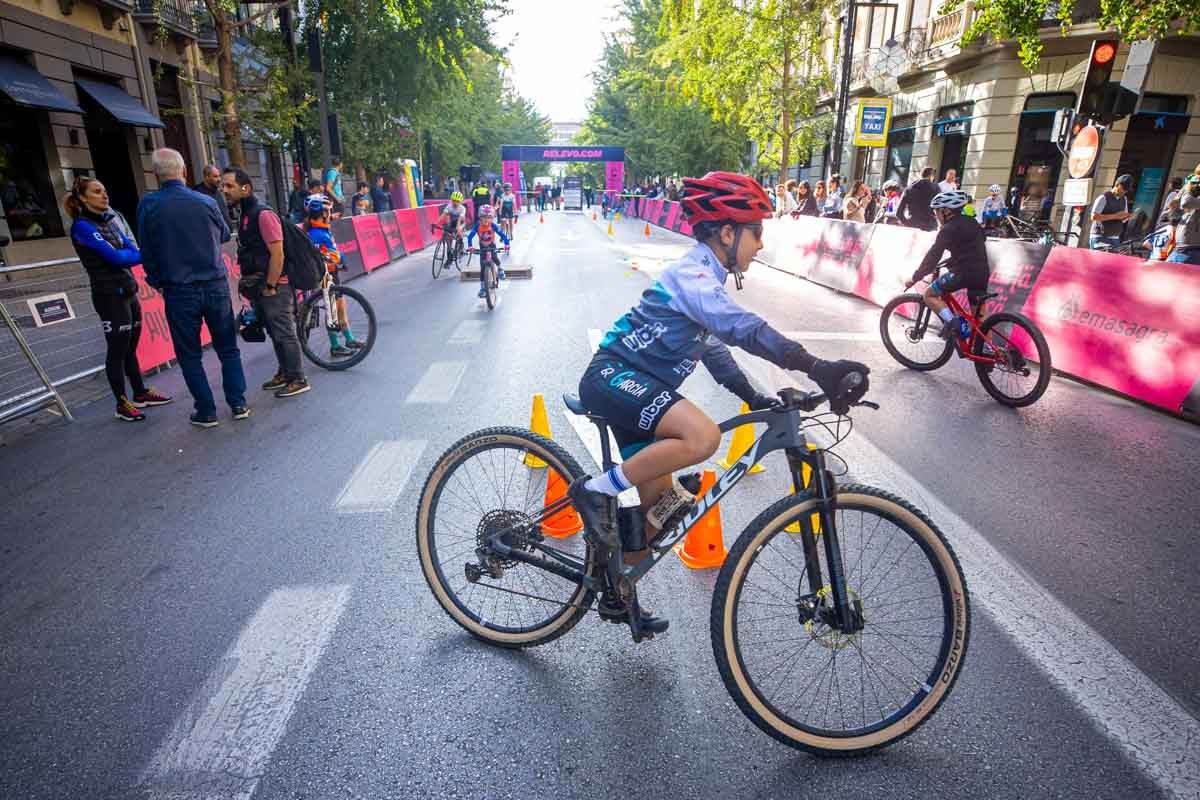 La prueba ciclista Reinas de la Alhambra, en imágenes