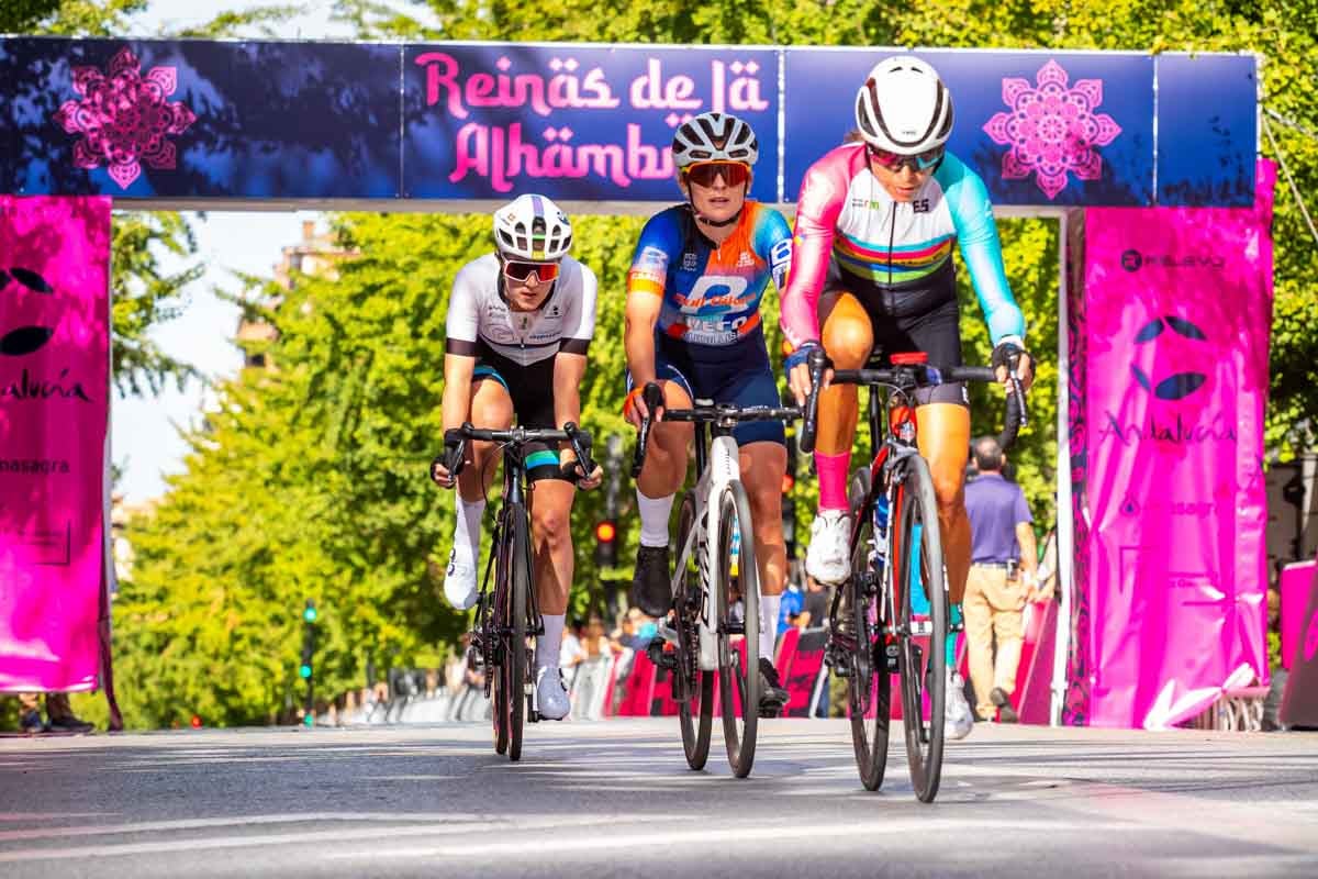 La prueba ciclista Reinas de la Alhambra, en imágenes