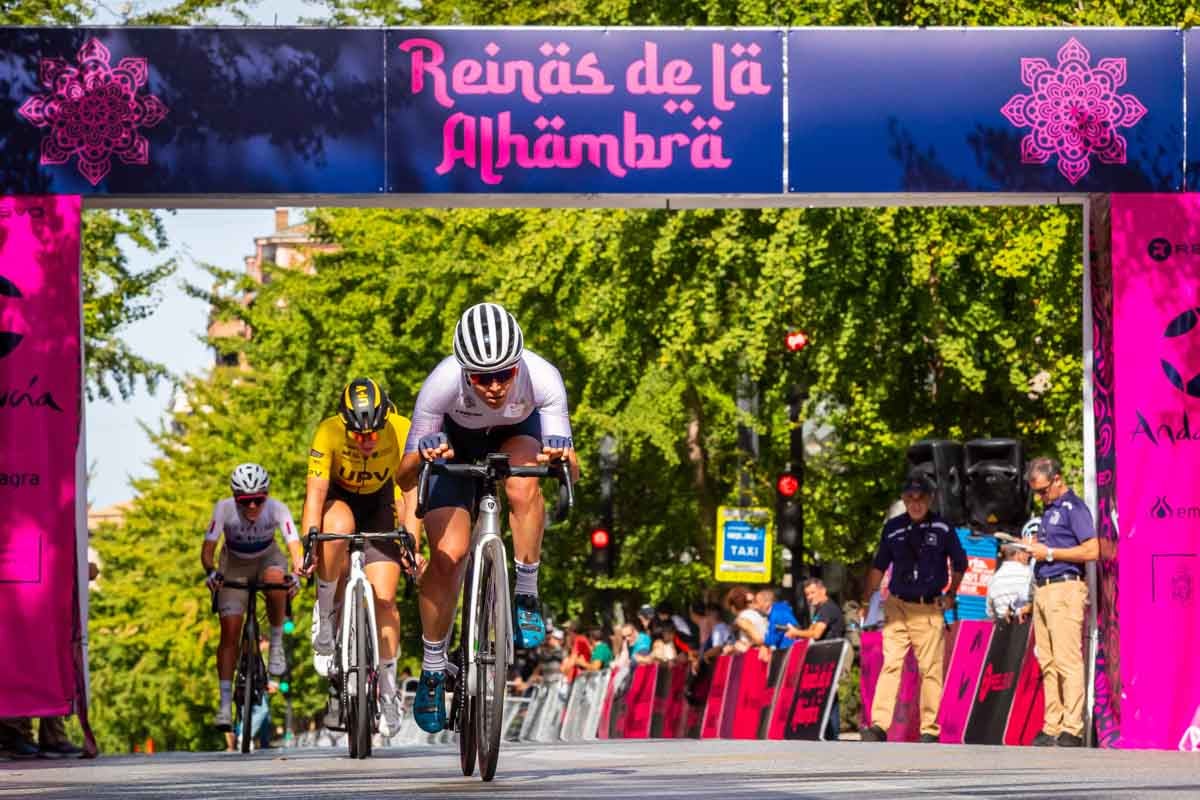 La prueba ciclista Reinas de la Alhambra, en imágenes