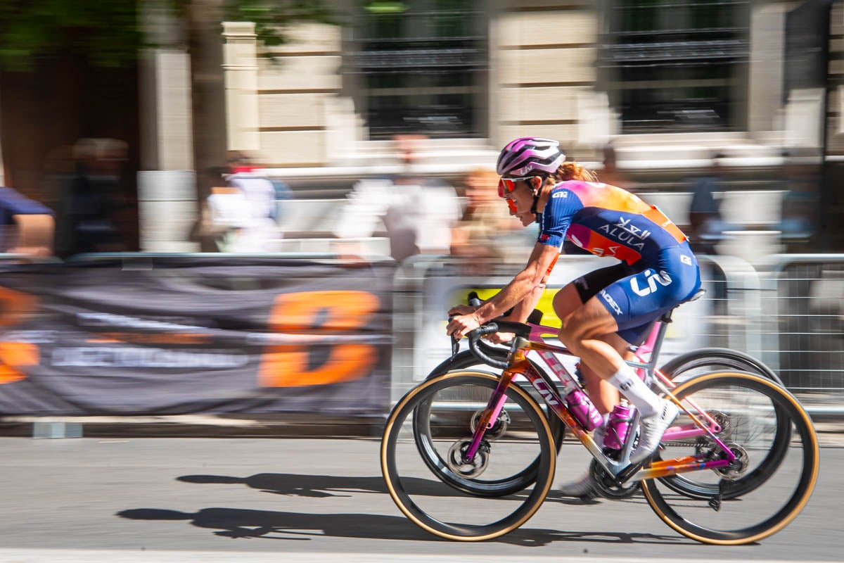 La prueba ciclista Reinas de la Alhambra, en imágenes