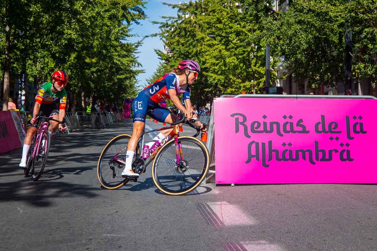 La prueba ciclista Reinas de la Alhambra, en imágenes