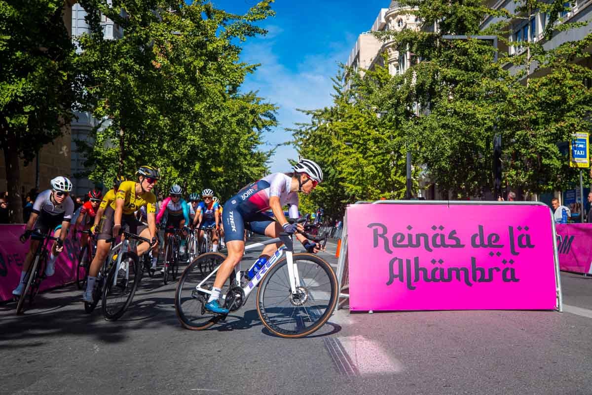 La prueba ciclista Reinas de la Alhambra, en imágenes