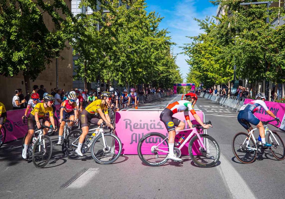 La prueba ciclista Reinas de la Alhambra, en imágenes