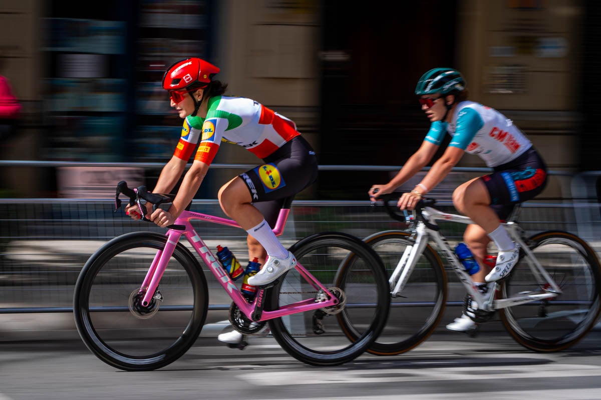 La prueba ciclista Reinas de la Alhambra, en imágenes