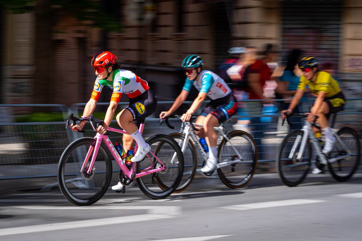 La prueba ciclista Reinas de la Alhambra, en imágenes