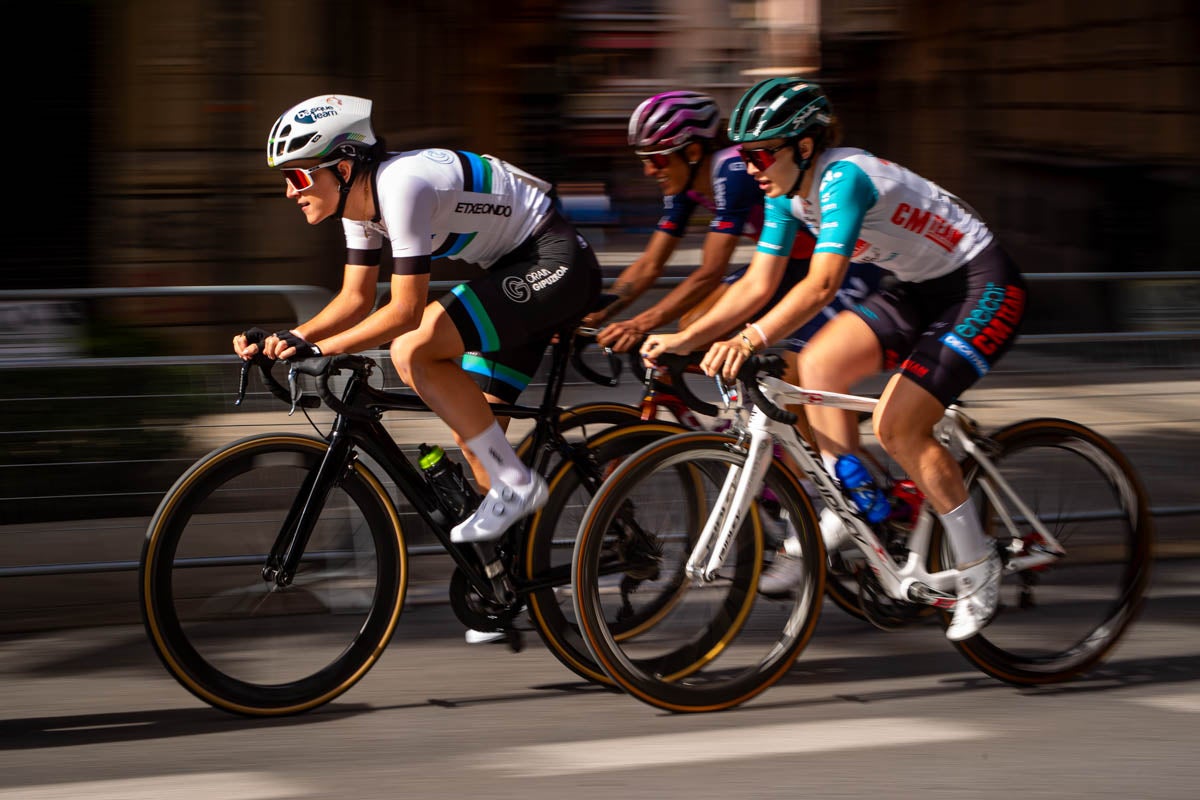 La prueba ciclista Reinas de la Alhambra, en imágenes