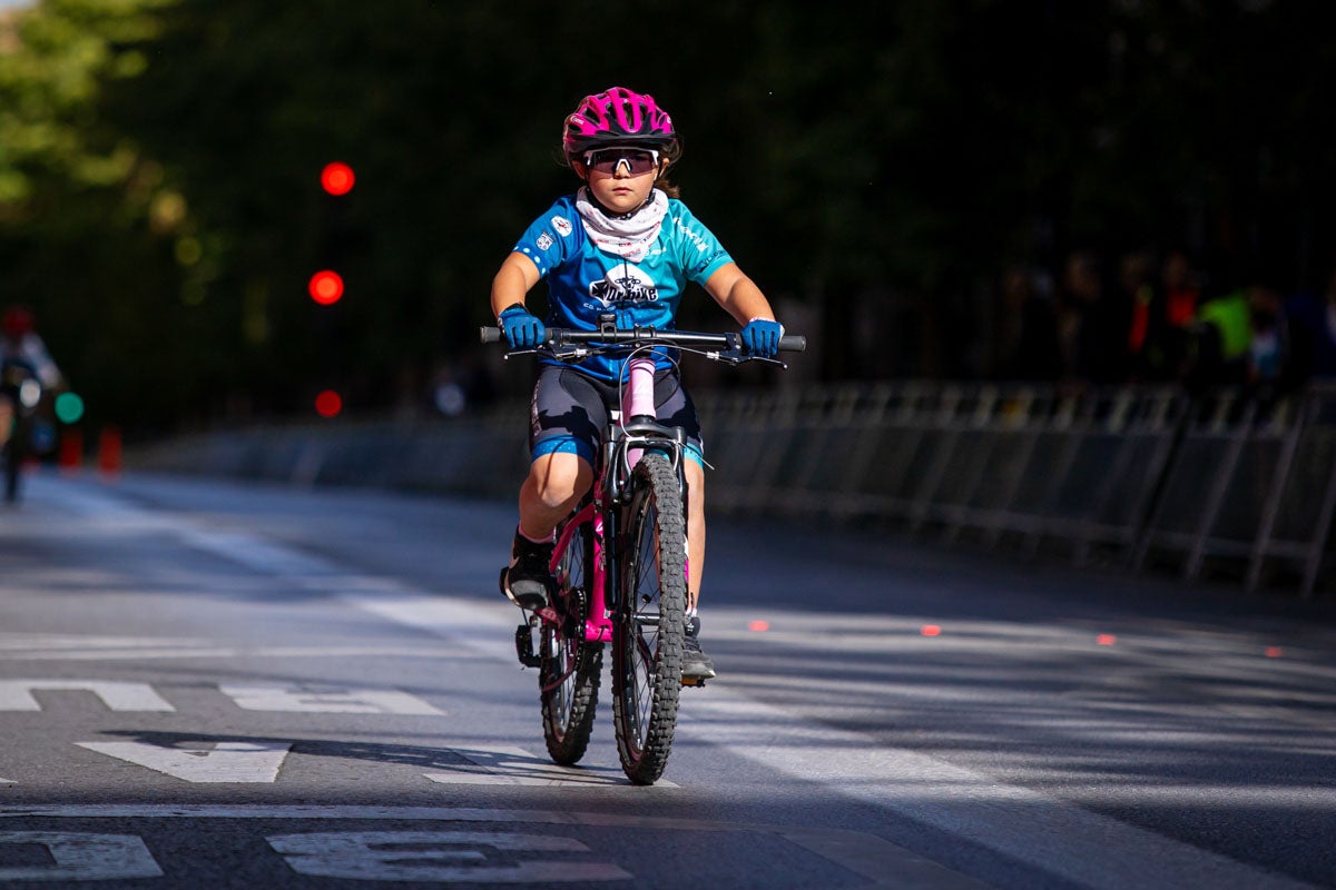 La prueba ciclista Reinas de la Alhambra, en imágenes