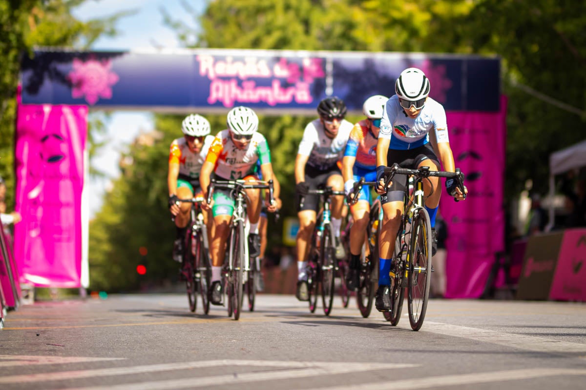 La prueba ciclista Reinas de la Alhambra, en imágenes