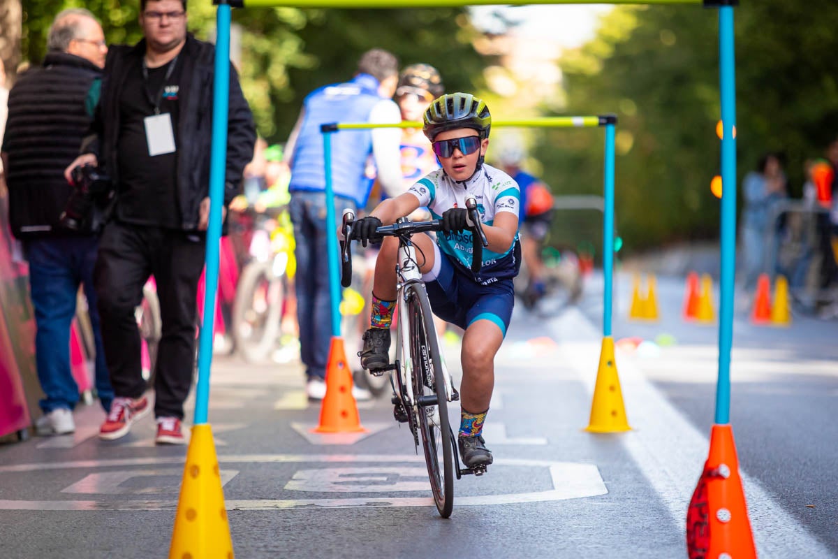 La prueba ciclista Reinas de la Alhambra, en imágenes