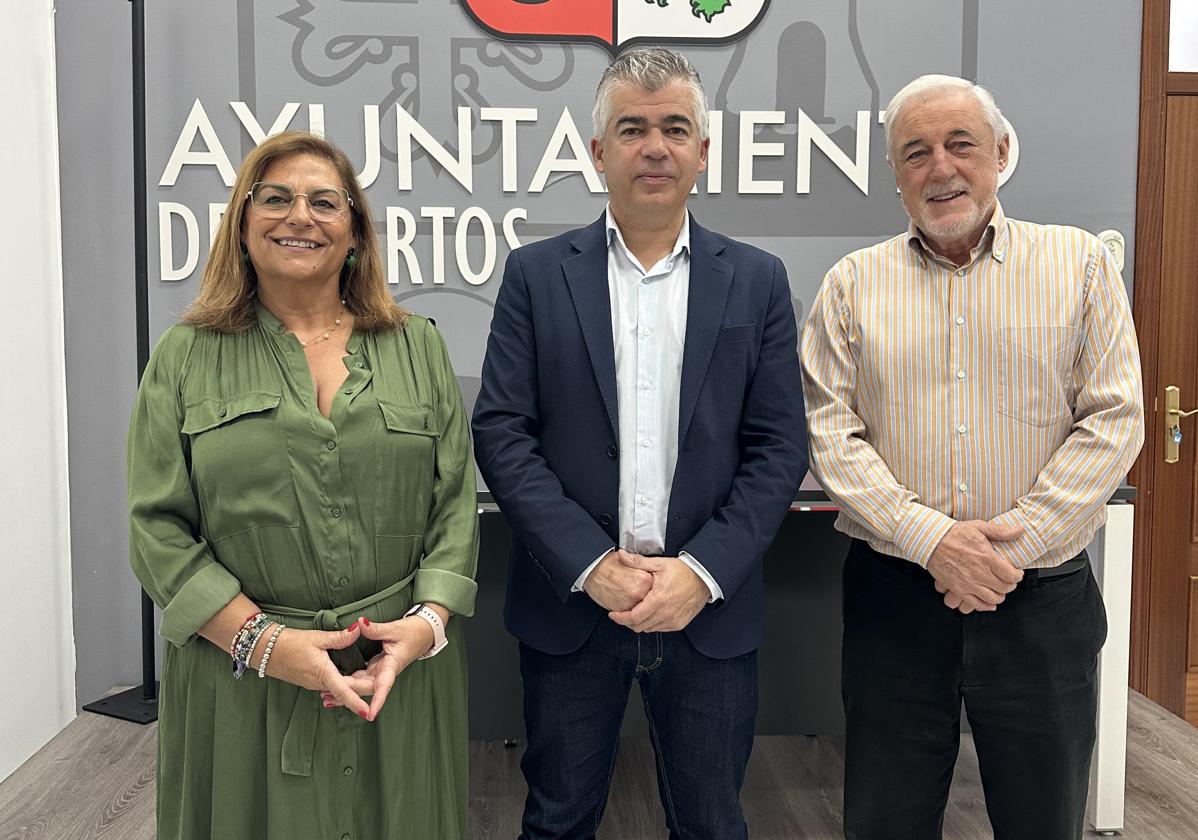 Emilio Torres y Ana Matilde Expósito junto al pregonero José María Navarro