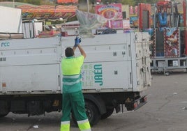 Operario retirando una bolsa de basura en el recinto ferial