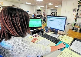 Funcionaria de justicia emplea el sistema Adriano.