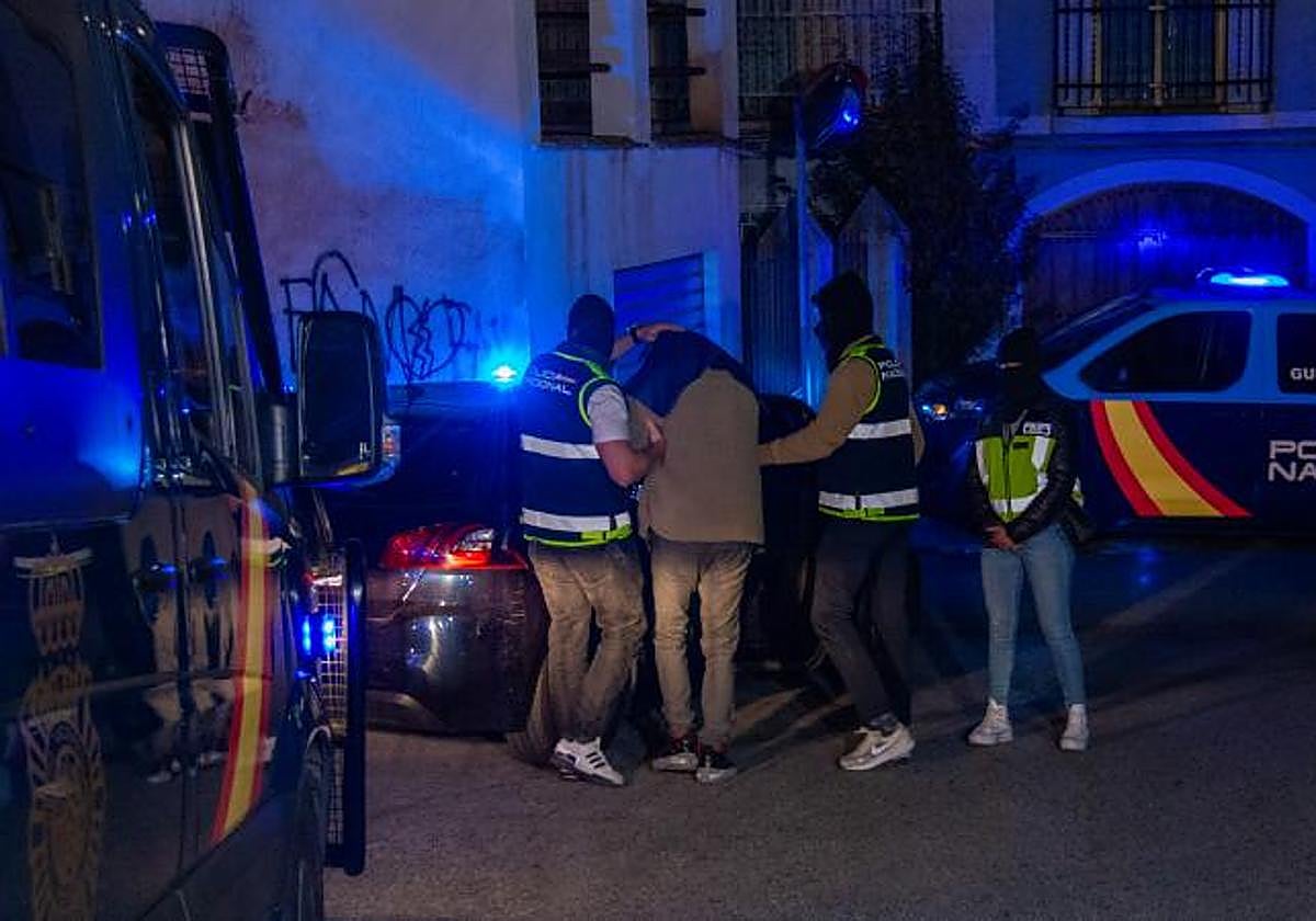 Agentes de la Policía Nacional, con el detenido en lanjarón.