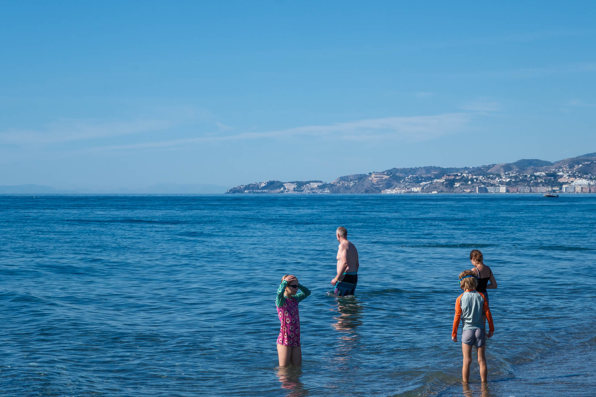 El baño en las playas de Granada con un mes de otoño cumplido