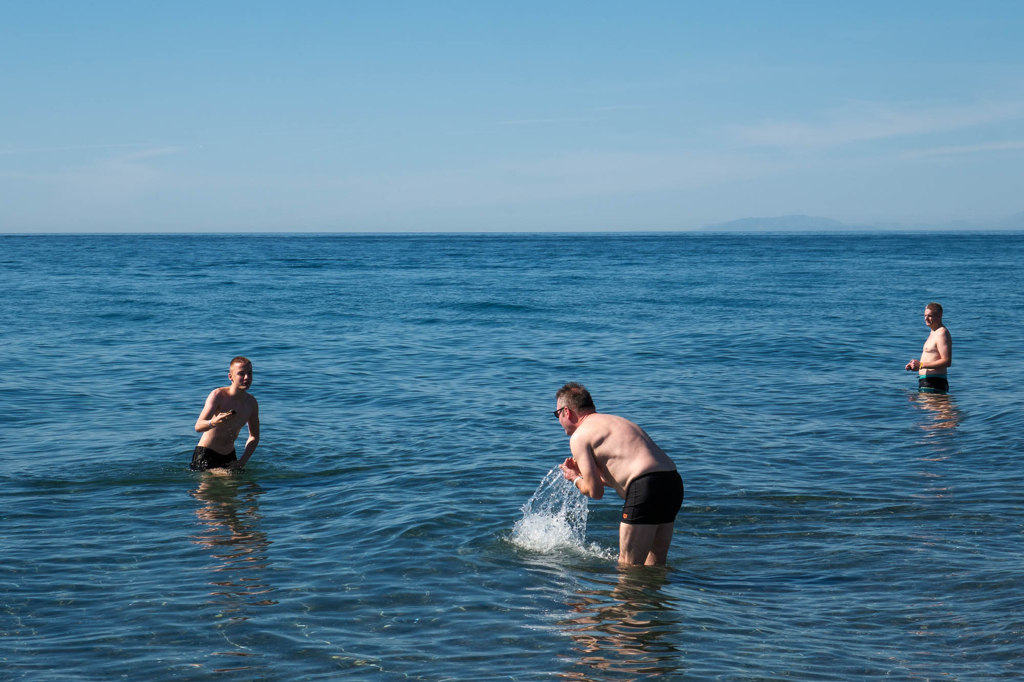 El baño en las playas de Granada con un mes de otoño cumplido