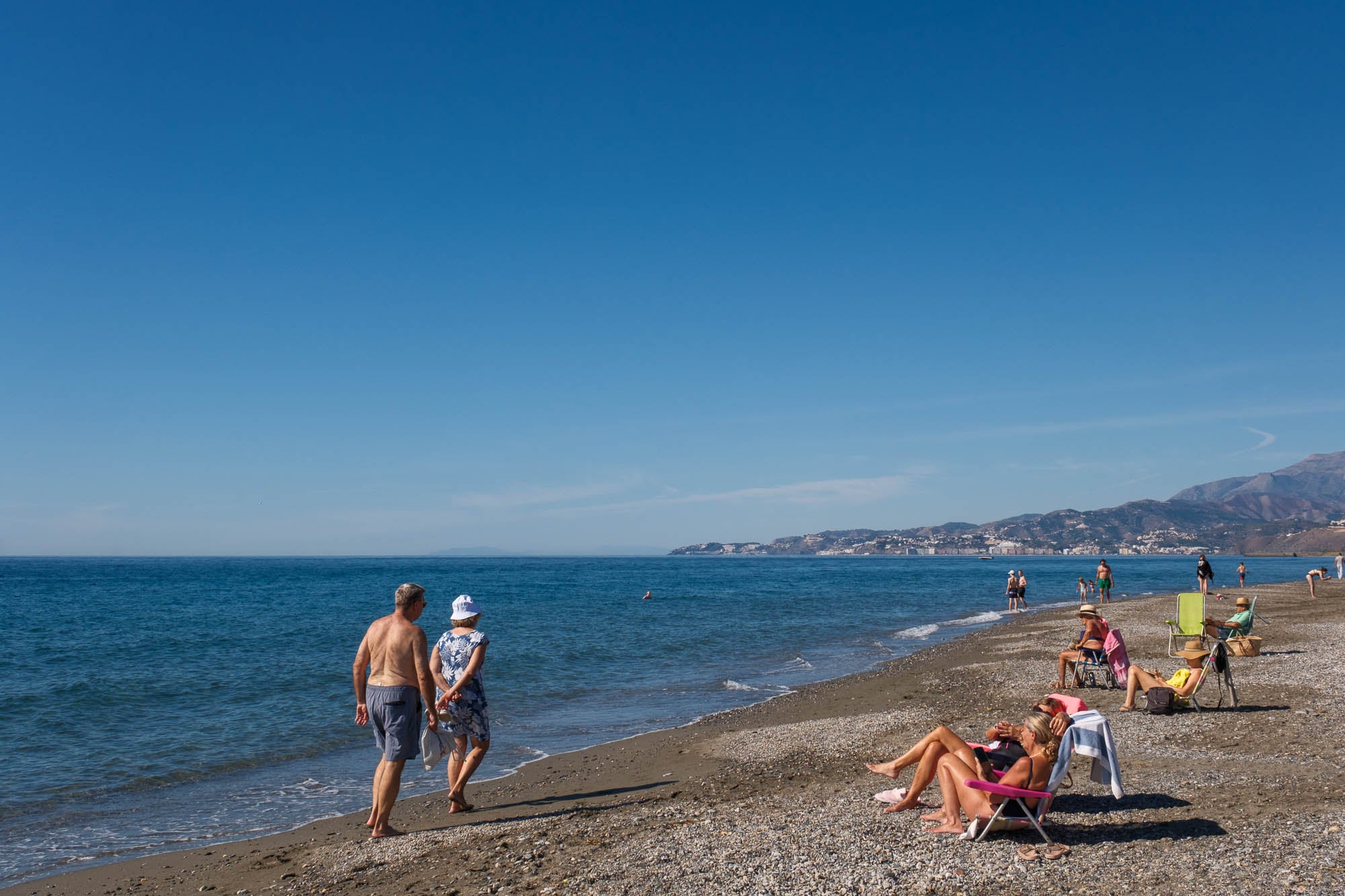 El baño en las playas de Granada con un mes de otoño cumplido