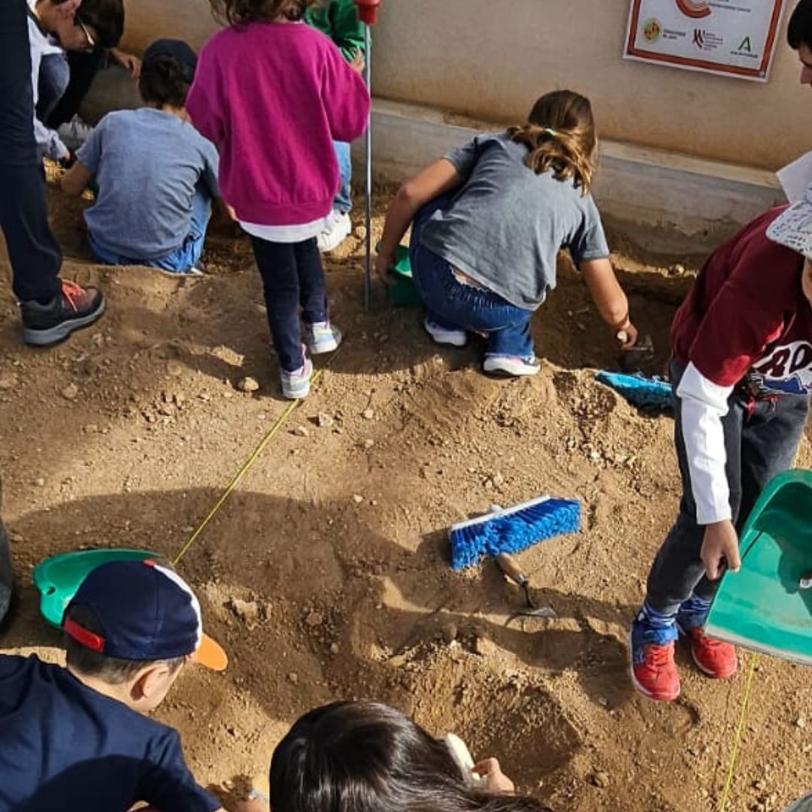 Los menores participando en una actividad arqueológica