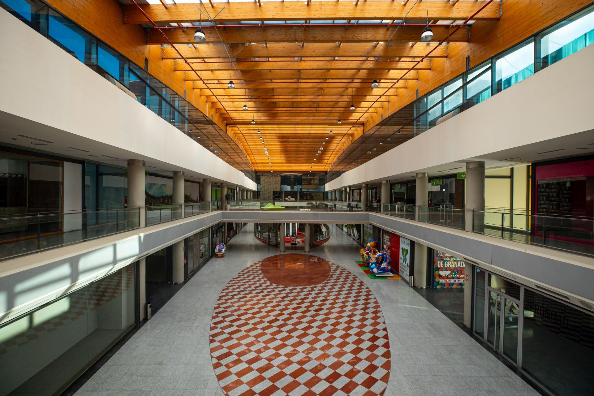 El interior del centro comercial Alhsur, que se transformará en La Zubia Plaza.