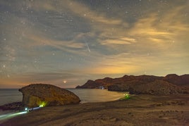 Fotografía del cometa desde la playa de Mónsul.