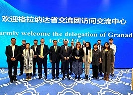 Delegación de la Diputación de Granada, con su presidente, Francis Rodríguez, en el centro, y la diputada de Turismo, Marta Nieves, a su izquierda, en Pekín.