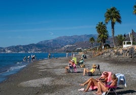 Vecinos y turistas aprovechan para pasar un día agradable en Playa Granada disfrutando de las buenas temperaturas.