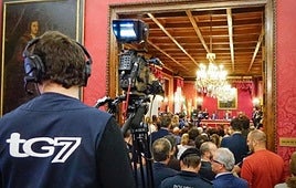 Un cámara de TG7 graba un acto en el Ayuntamiento de Granada.