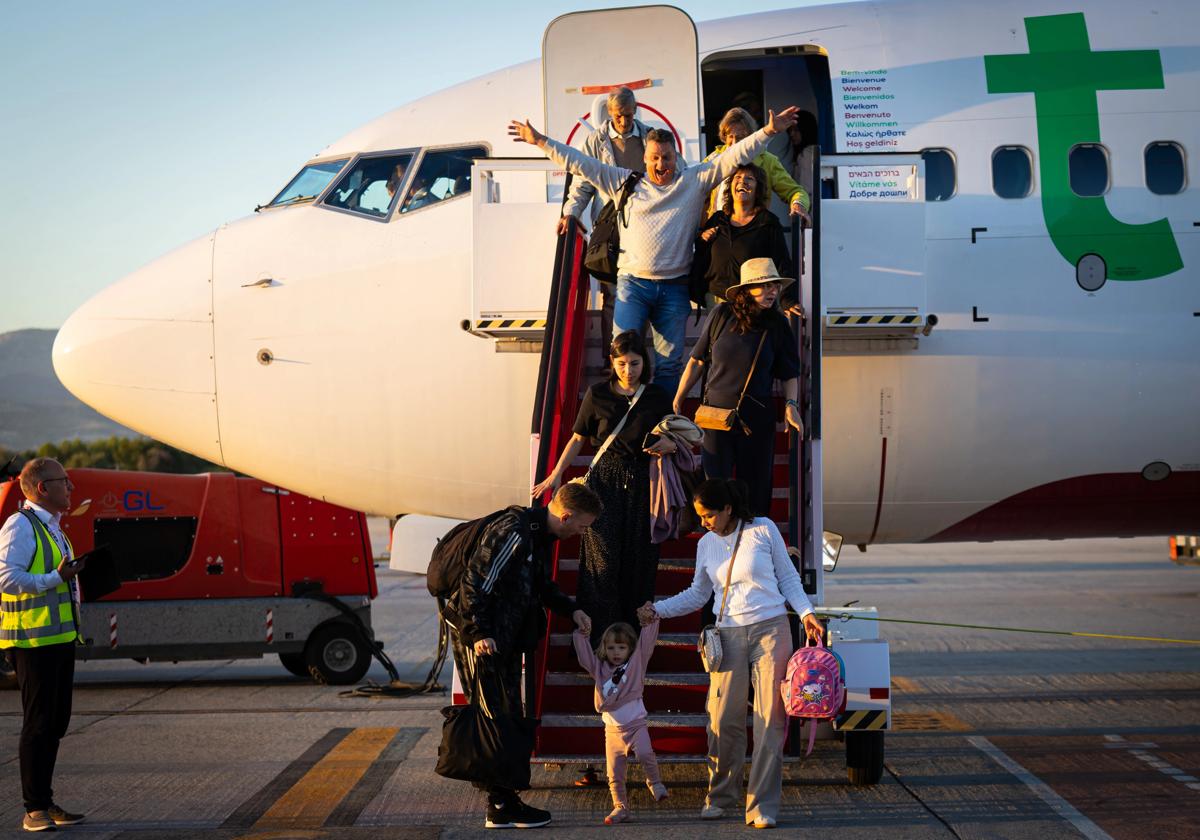 Los primeros pasajeros que llegaron en el vuelo de Amsterdam al aeropuerto de Granada.