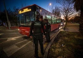 Agentes de la Policía Local controlan un autobús en Norte en febrero del año pasado.