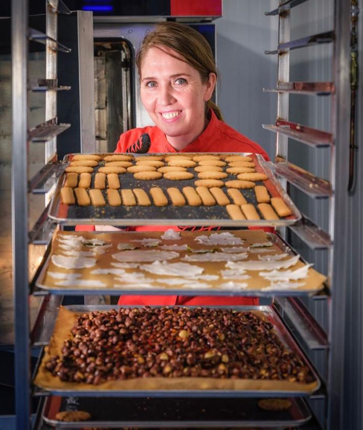 Imagen secundaria 2 - La pastelería de un pequeño pueblo de Granada que hace delicias con «los mejores melocotones y almendras del mundo»