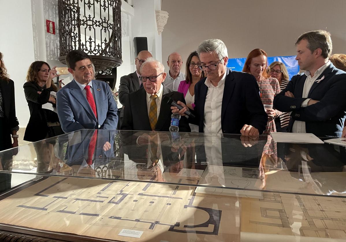 El arquitecto jienense Luis Berges explica el proceso de restauración de los Baños Árabes en la inauguración de la exposición.