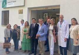 Autoridades, sanitarios y representantes vecinales, a las puertas del centro de salud.