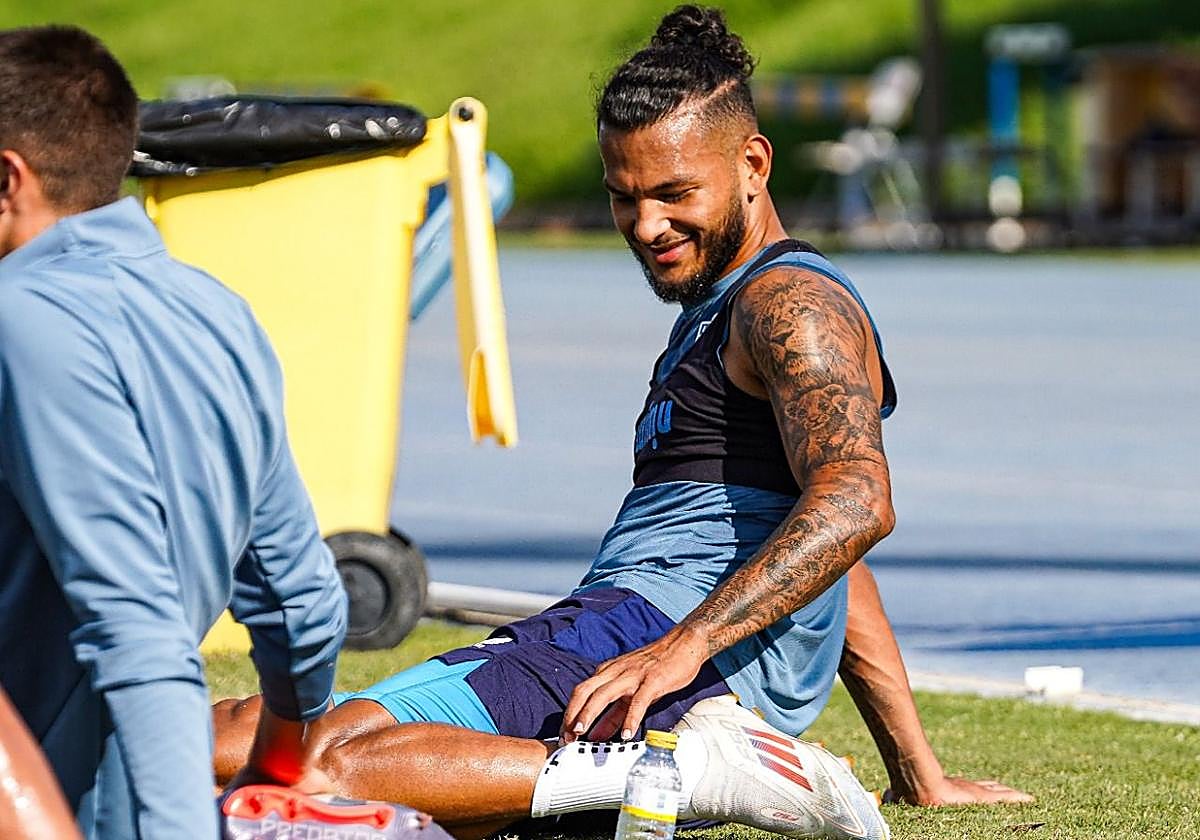 Luis Suárez realizando estiramientos en el último entrenamiento del Almería