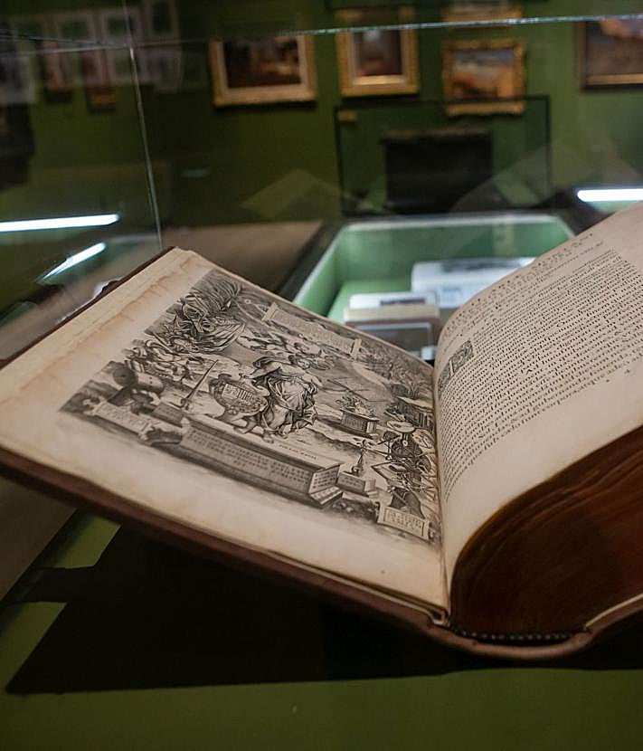 Imagen secundaria 2 - La muestra cuenta con 103 piezas colgadas en los muros centenarios del Crucero del Hospital Real más otras 118 en las vitrinas.