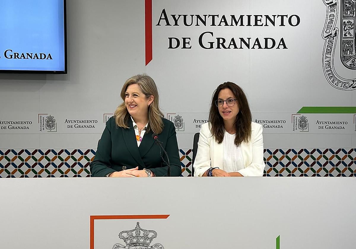 Las concejalas de Vox, Beatriz Sánchez (izq) y Mónica Rodríguez (dcha), este martes en el Ayuntamiento de Granada.