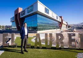 El CEO de Sea Group, Carlos Casaseca, posa para IDEAL ante el centro comercial que relanzará transformado en La Zubia Plaza.