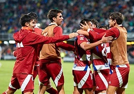 Los futbolistas del Granada abrazan a Uzuni tras el 2-3.