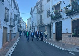 El presidente de la Diputación, el alcalde de Cambil y concejales recorren la travesía arreglada.