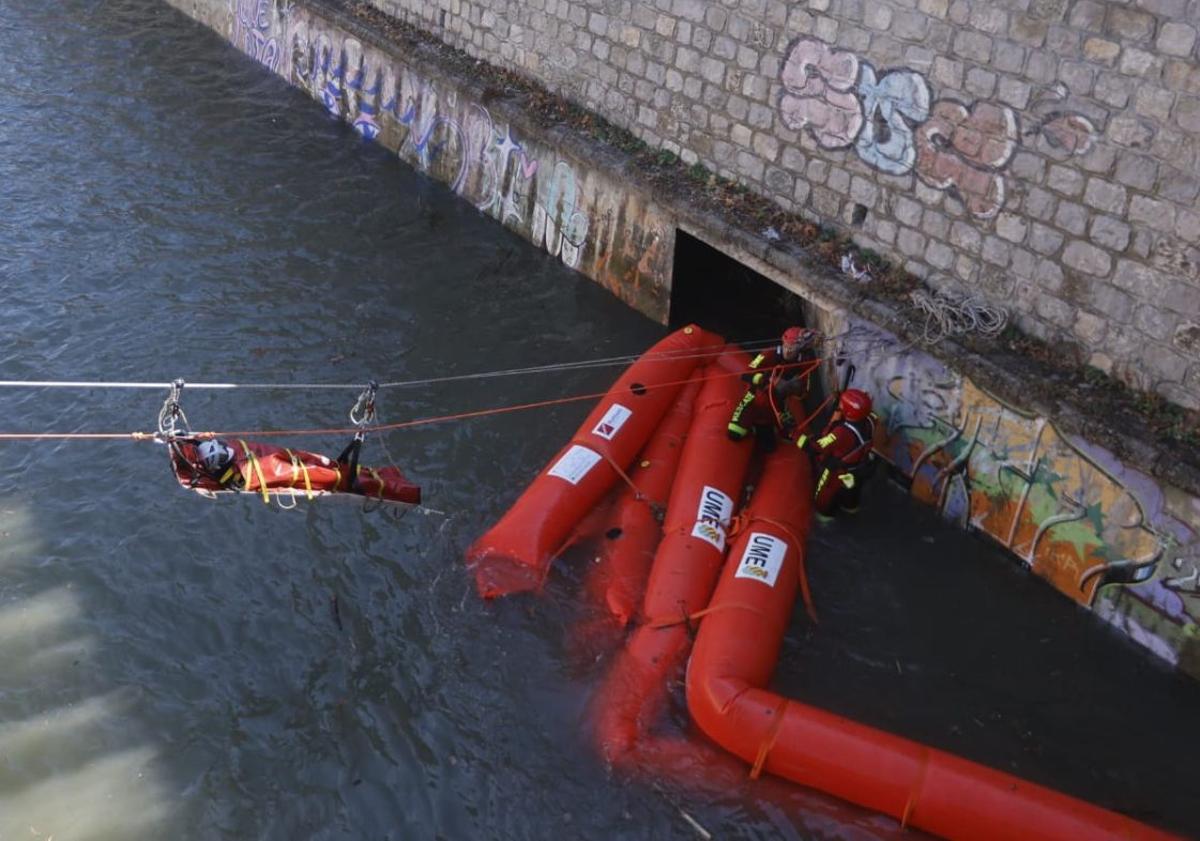 Imagen principal - Efectivos de la UME y Bomberos de Granada terminan las maniobras de rescate en el río Genil.