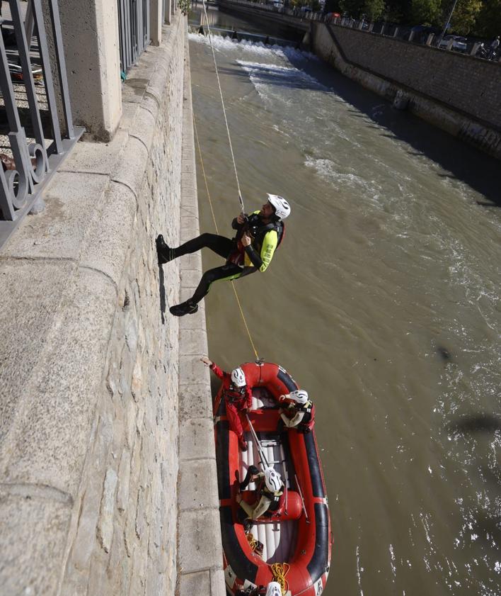 Imagen secundaria 2 - Efectivos de la UME y Bomberos de Granada terminan las maniobras de rescate en el río Genil.