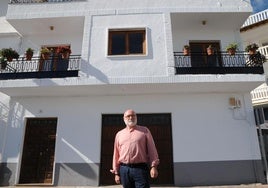 El alcalde de Alpujarra de la Sierra, José Antonio Gómez, delante del inmueble que ha adquirido el ayuntamiento.