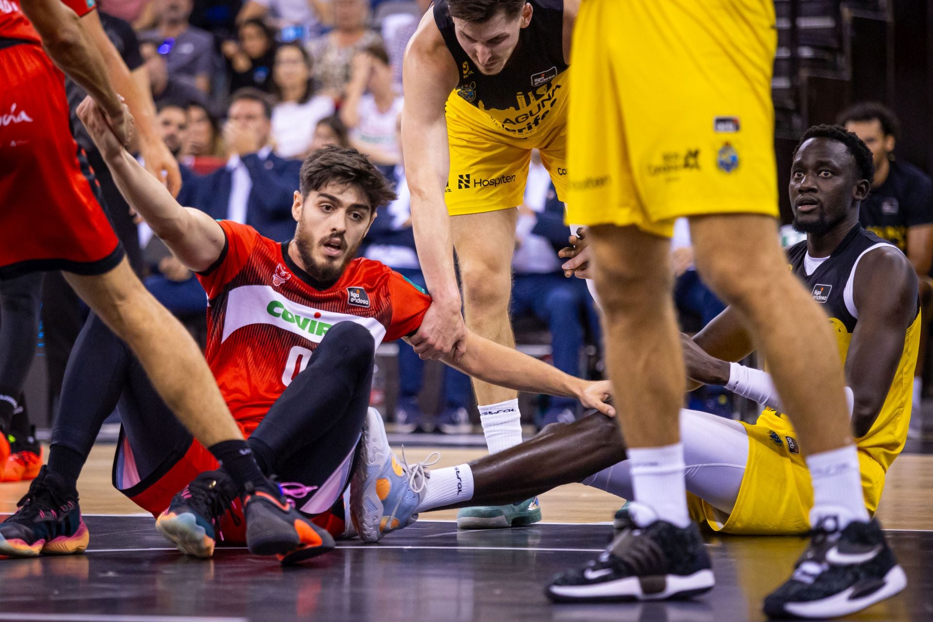 Kramer ayuda a levantarse a Edgar Vicedo, con Diop también en el suelo.