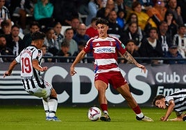 Rubén Sánchez progresa por la banda derecha.