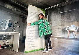 Raquel posa en lo que era su negocio en La Zubia, calcinado tras un incendio.